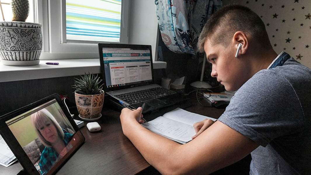 Школьник занимается онлайн с репетитором