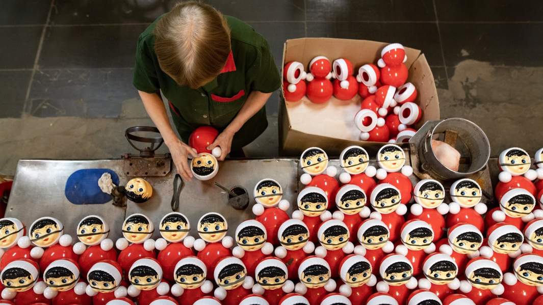 неваляшки на заводе