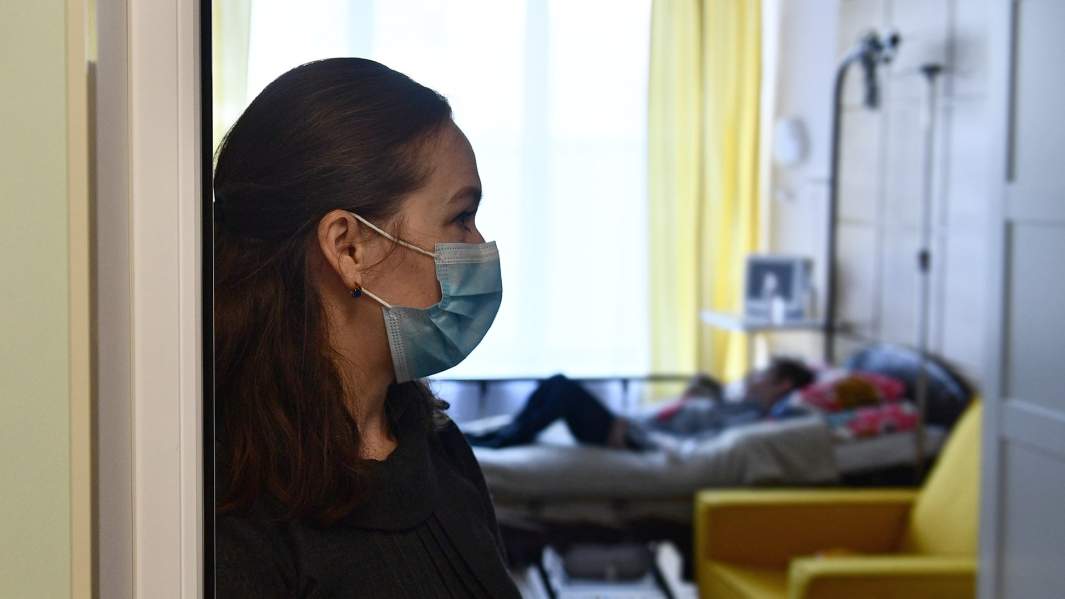 Женщина у палаты 