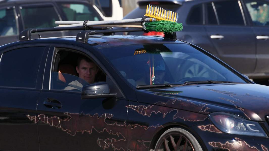 садовый инвентарь на крыше авто