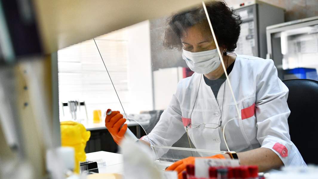 сотрудница лаборатории