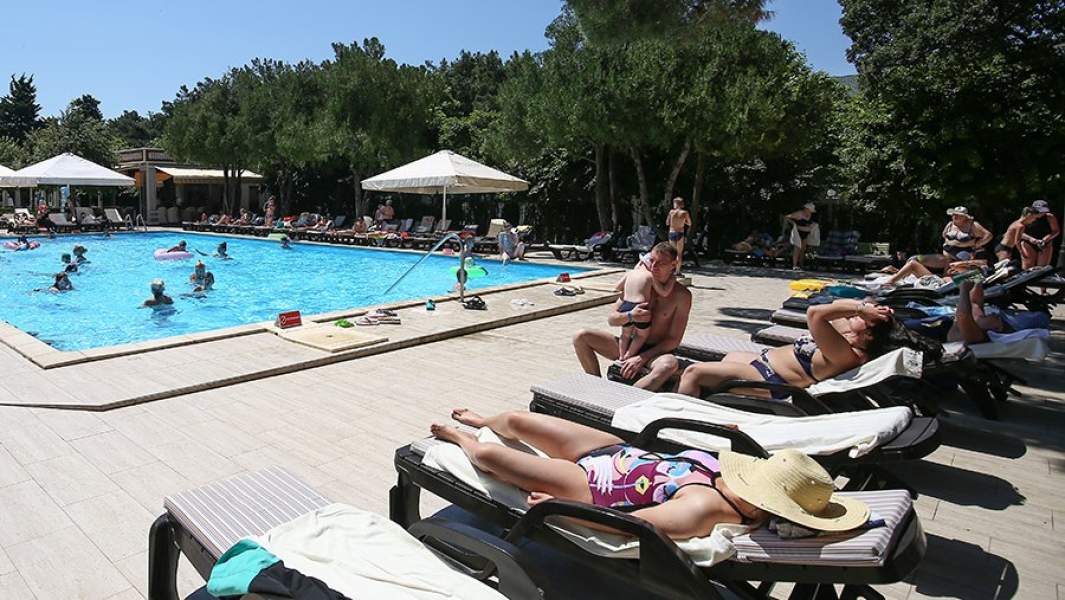 Отдыхающие у бассейна в санатории