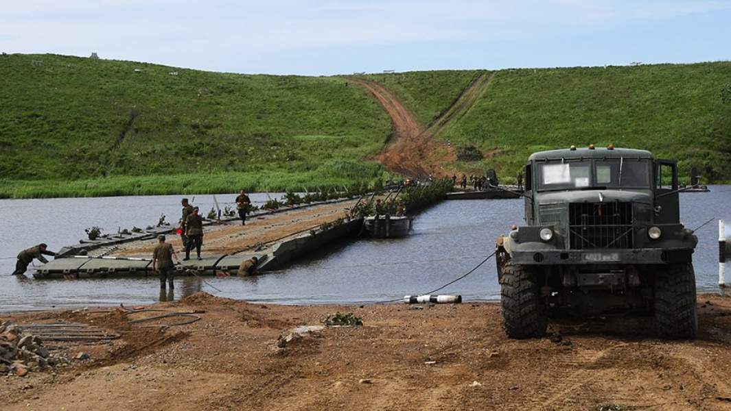 Наведение понтонного моста