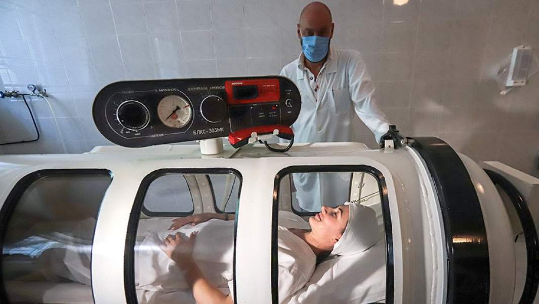 Женщина на сеансе в барокамере