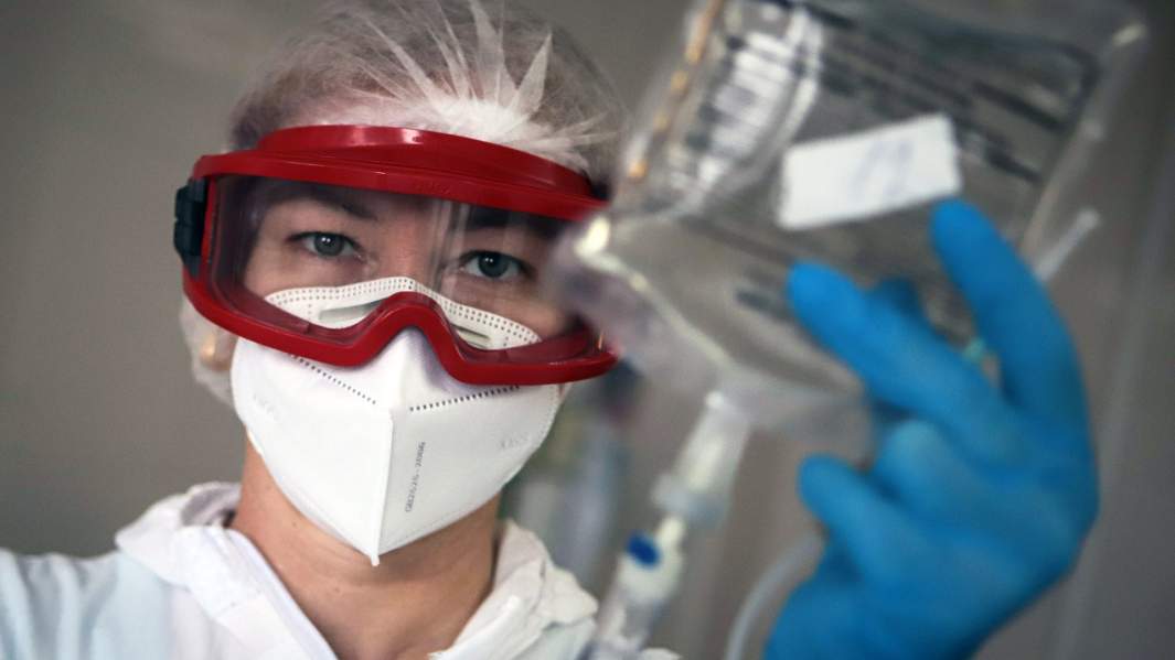 врач с капельницей