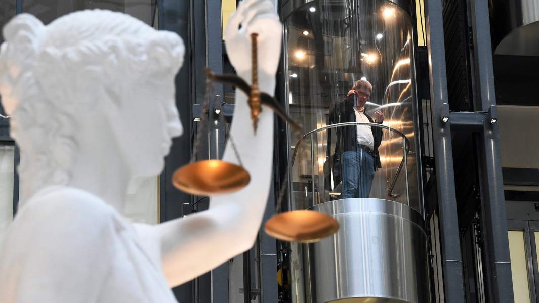 статуя Фемиды лифт