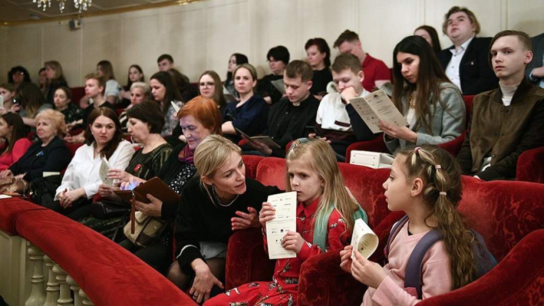 Граждане, эвакуированные из Донецкой и Луганской народных республик , в Государственном академическом Большом театре России