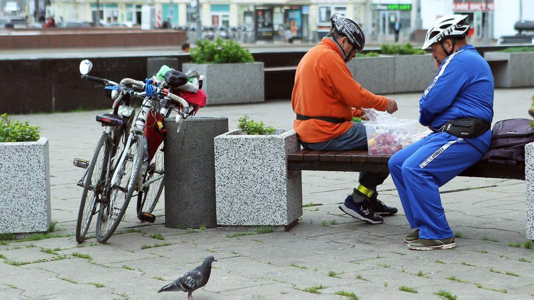 велосипедисты на привале