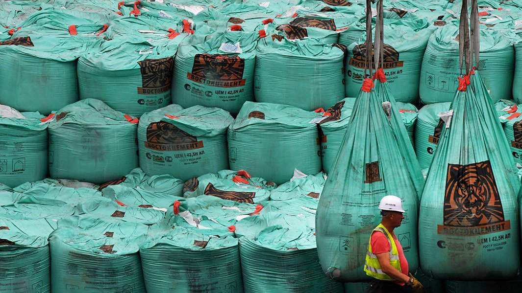 погрузка мешков на судно