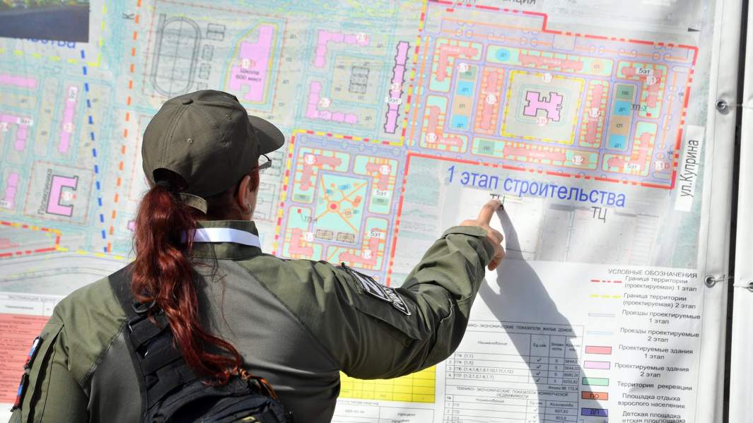 девушка на фоне плана строительства дома