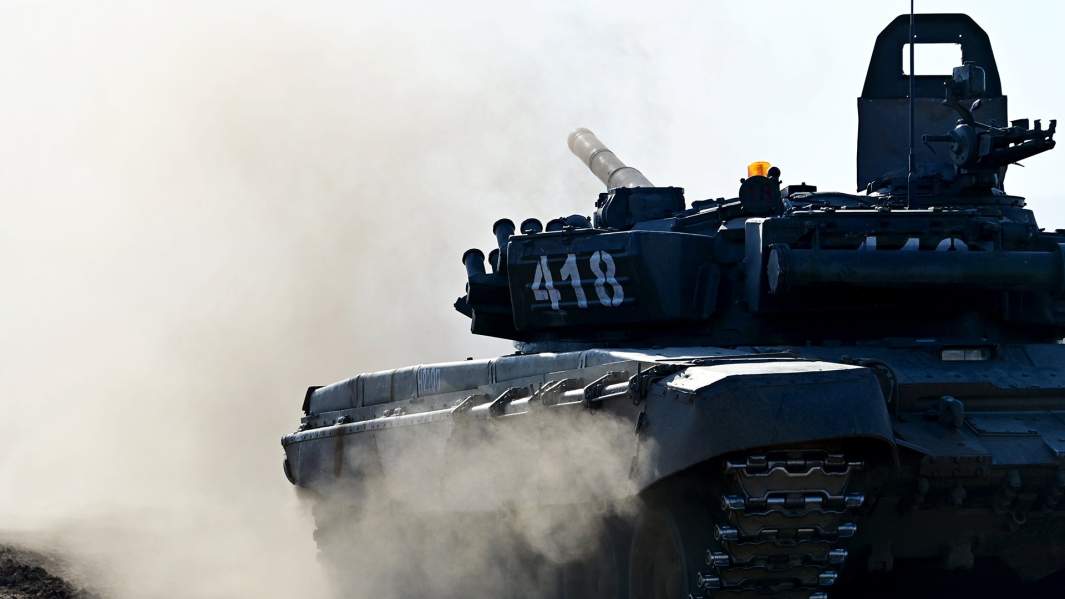 Танк во время занятий мобилизованных по военной подготовке на полигоне Восточного военного округа в Забайкальском крае