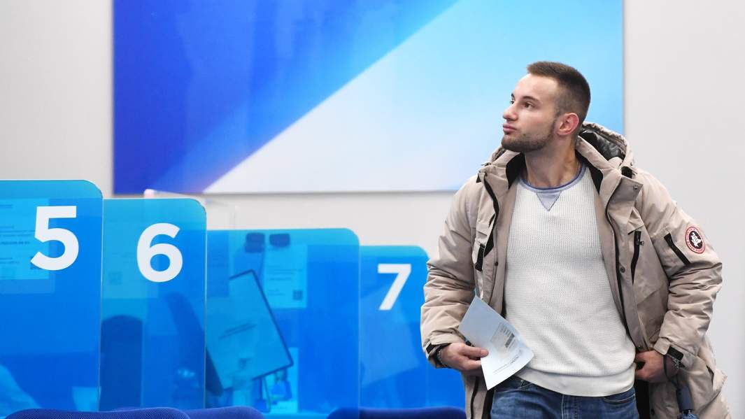 посетитель в страховой компании