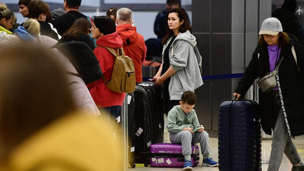 Пассажиры ожидают регистрации на рейсы в аэропорту