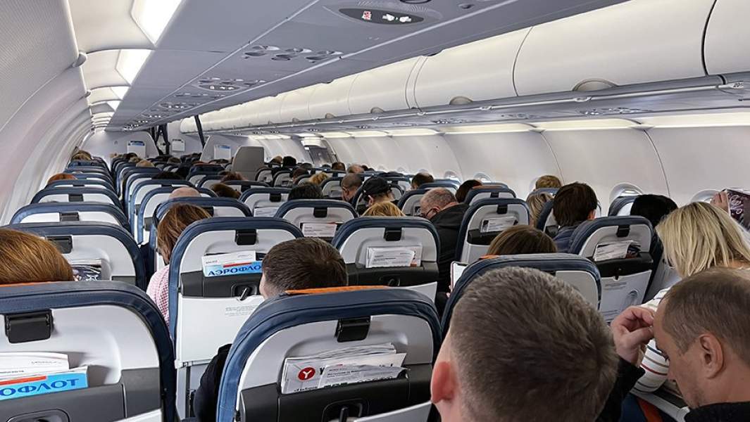 Пассажиры в салоне самолета