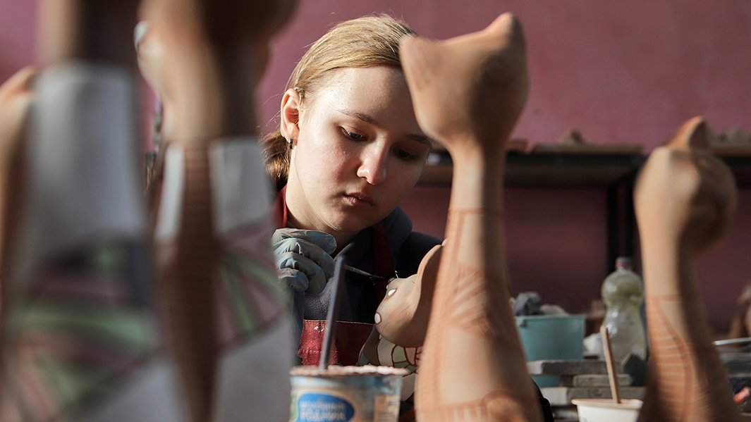 художница расписывает сувениры