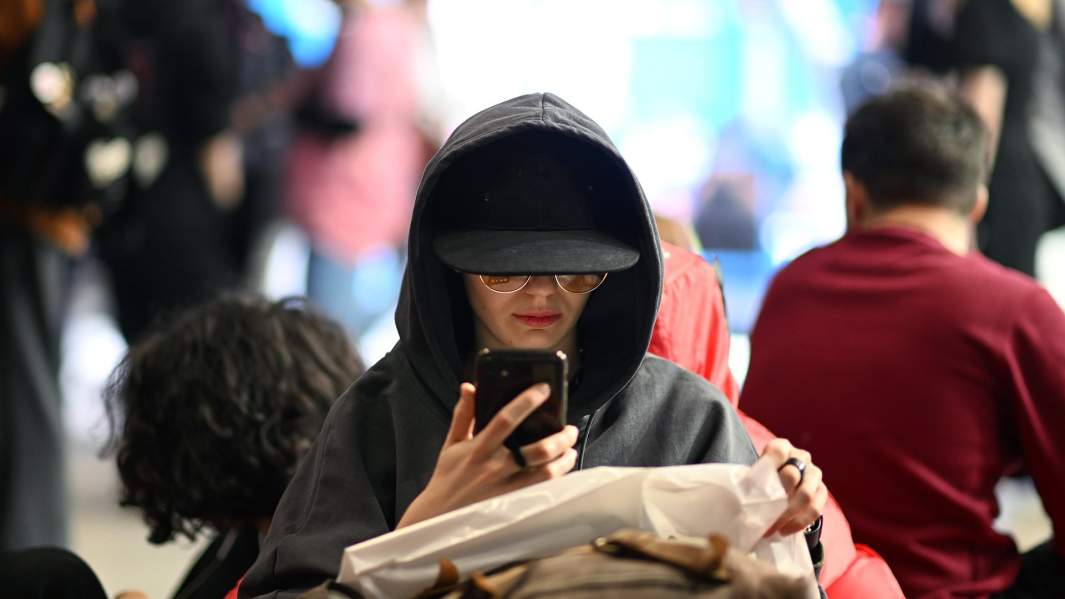 девушка в капюшоне смартфон