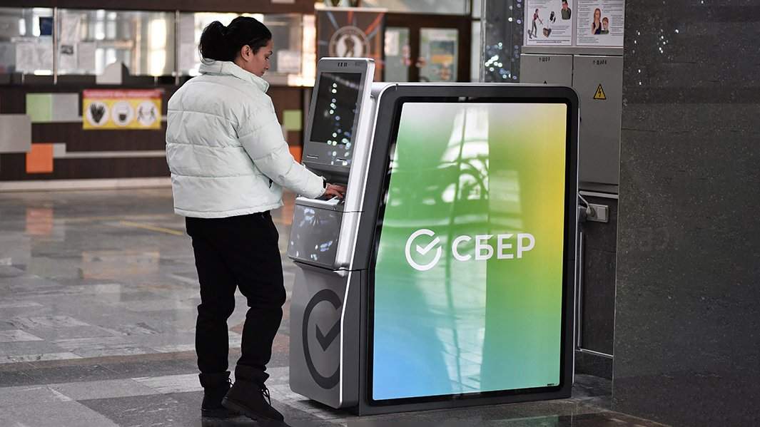 девушка возле терминала сбербанка