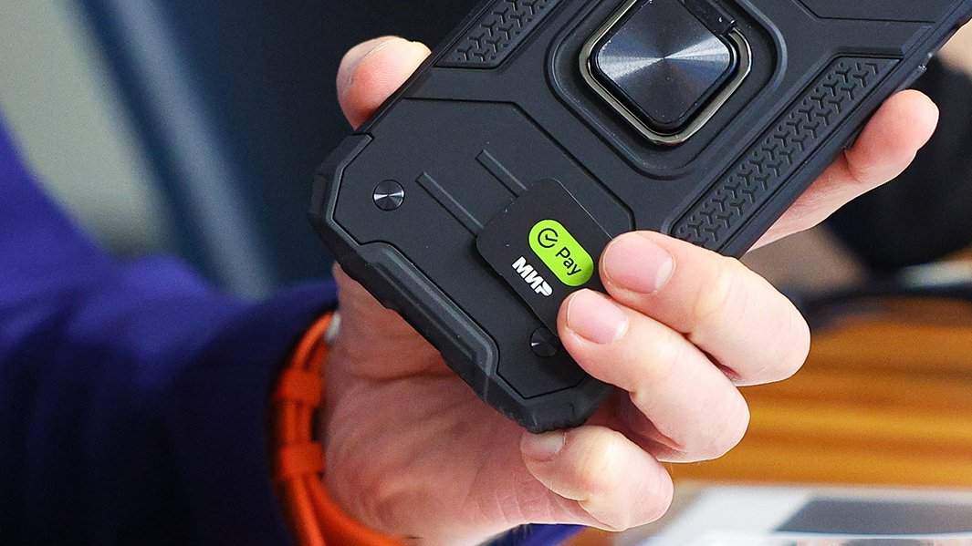 телефон с наклейкой Mir Pay