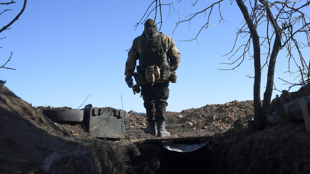 Военнослужащий мотострелковых подразделений ВС РФ на боевой позиции