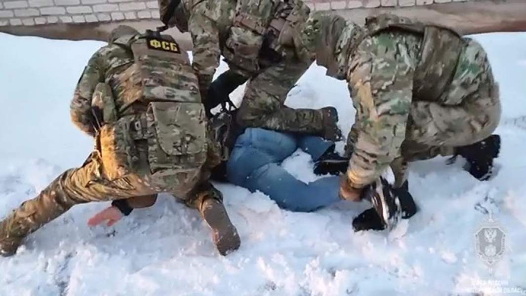 Сотрудники ФСБ РФ задерживают россиянина за работу на украинскую разведку
