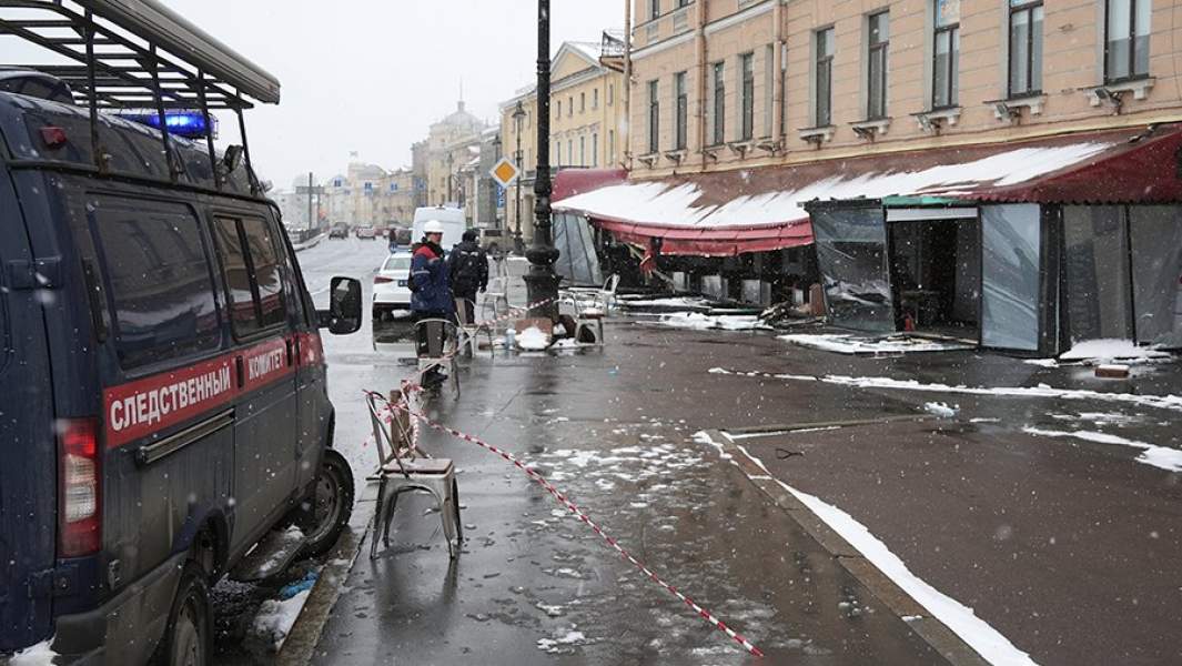 Автомобиль Следственного комитета России у кафе на Университетской набережной в Санкт-Петербурге, где накануне произошел взрыв, в результате которого погиб военкор Владлен Татарский (настоящее имя – Максим Фомин) 