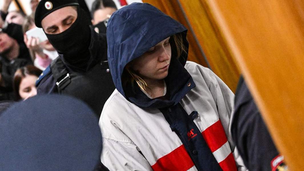 Дарья Трепова в сопровождении полицейских в Басманном суде