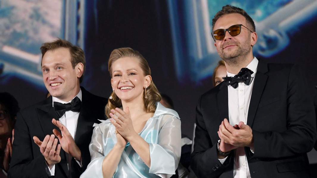 Актеры Михаил Тройник, Юлия Пересильд и режиссер фильма «Вызов» Клим Шипенко (слева направо)