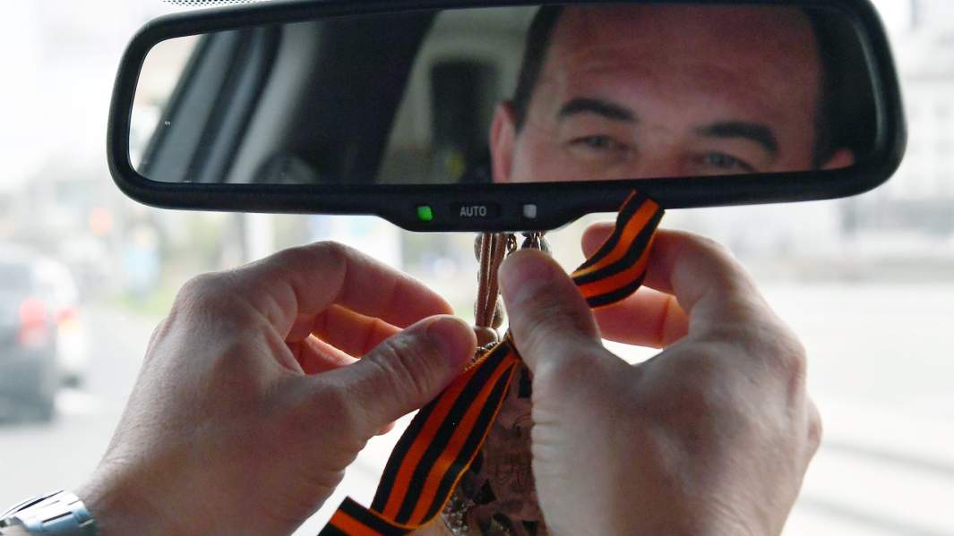 георгиевская ленточка на зеркале дальнего вида