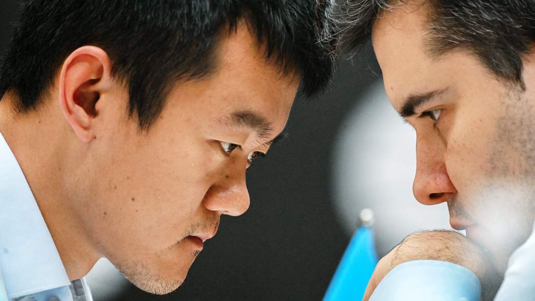 гроссмейстеры Ян Непомнящий (Россия) и Дин Лижэнь (Китай) играют партию в тай-брейке на чемпионате мира по шахматам в Астане