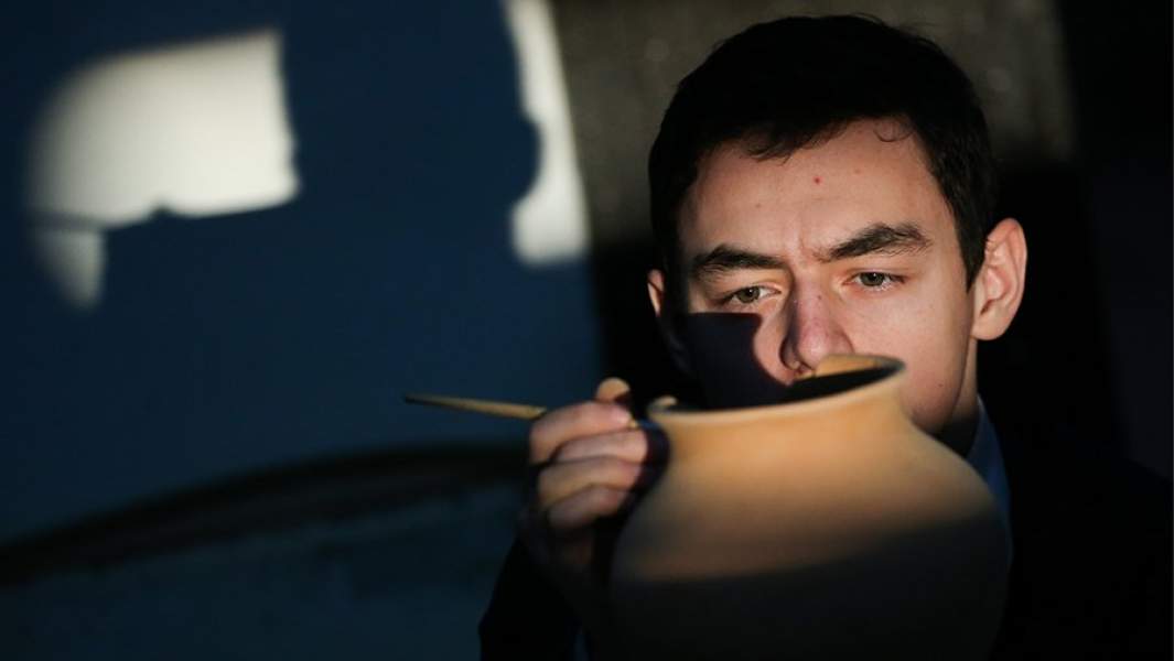 В мастерской по изготовлению традиционной сулевкентской керамики 