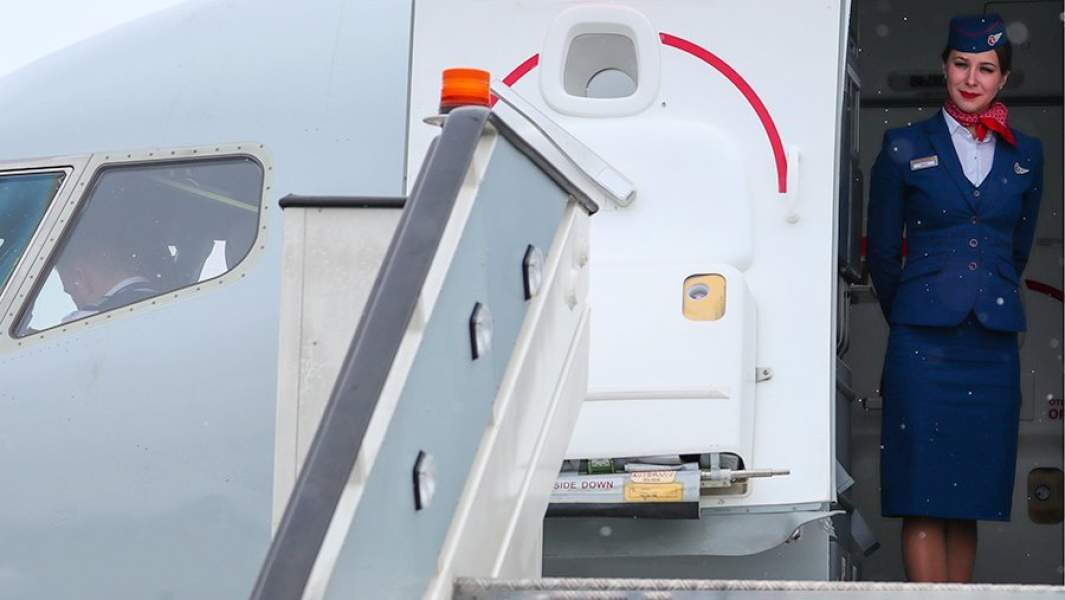 Стюардесса в пассажирском самолете