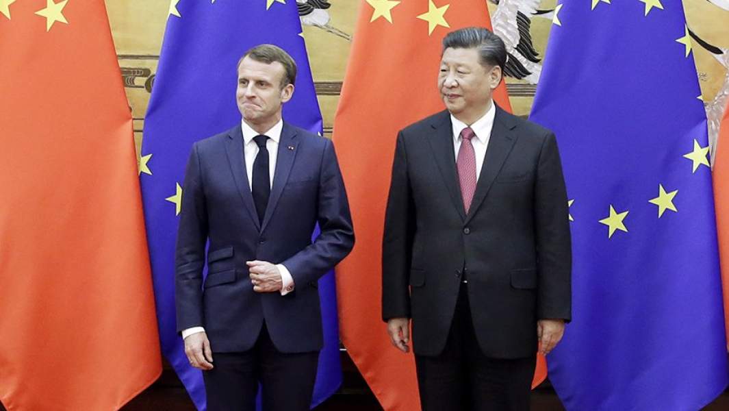 Президент Франции Эммануэль Макрон и председатель КНР Си Цзиньпин 