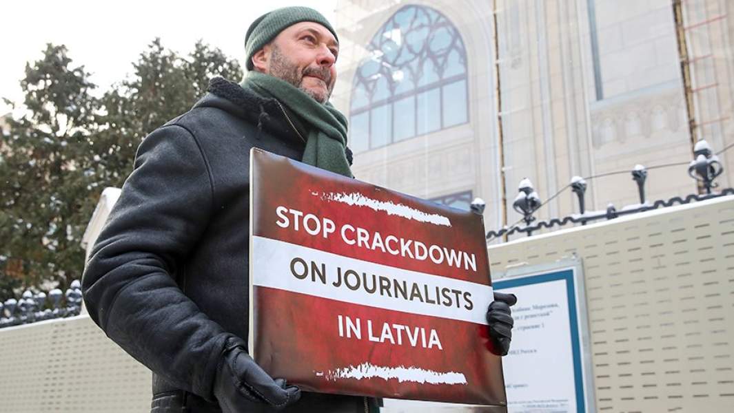 Исполнительный директор медиагруппы "Россия сегодня", член Совета при президенте РФ по развитию гражданского общества и правам человека (СПЧ) Кирилл Вышинский во время одиночного пикета против притеснений журналистов в Латвии у Дома приемов МИД на Спиридоновке. Пикет проходит перед встречей