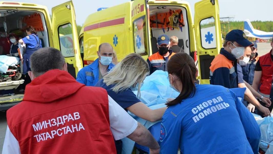 Медики и сотрудники МЧС во время транспортировки пострадавших при стрельбе в школе № 175 на борт самолета Ил-76 для дальнейшей эвакуации в Москву на лечение