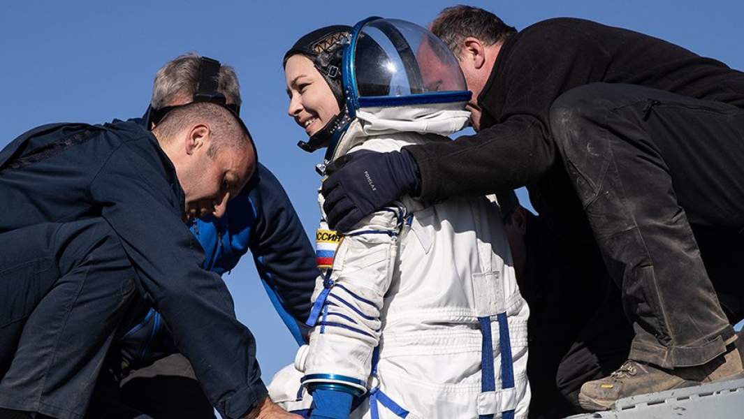 Юлия Пересильд после посадки спускаемого аппарата транспортного пилотируемого корабля «Союз МС-18»