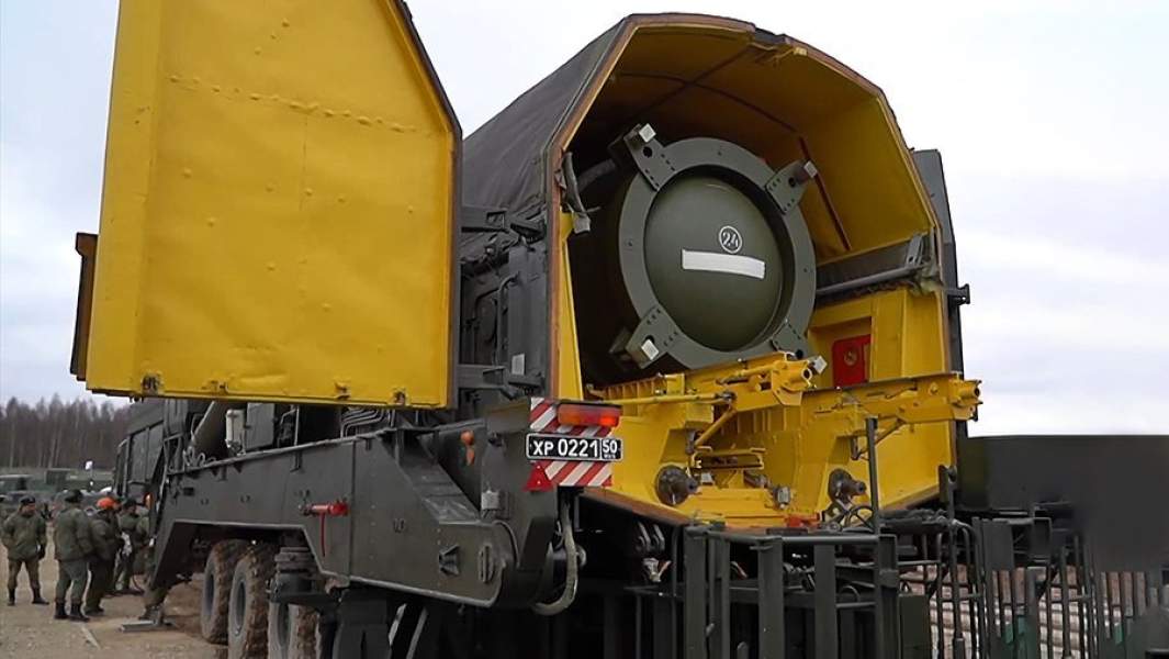 Загрузка ракеты «Ярс» в шахтную пусковую установку