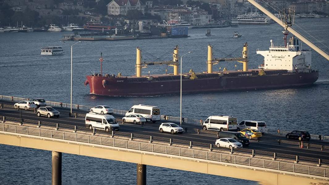 Cухогруз Zante с украинским зерном в проливе Босфор у побережья Стамбула