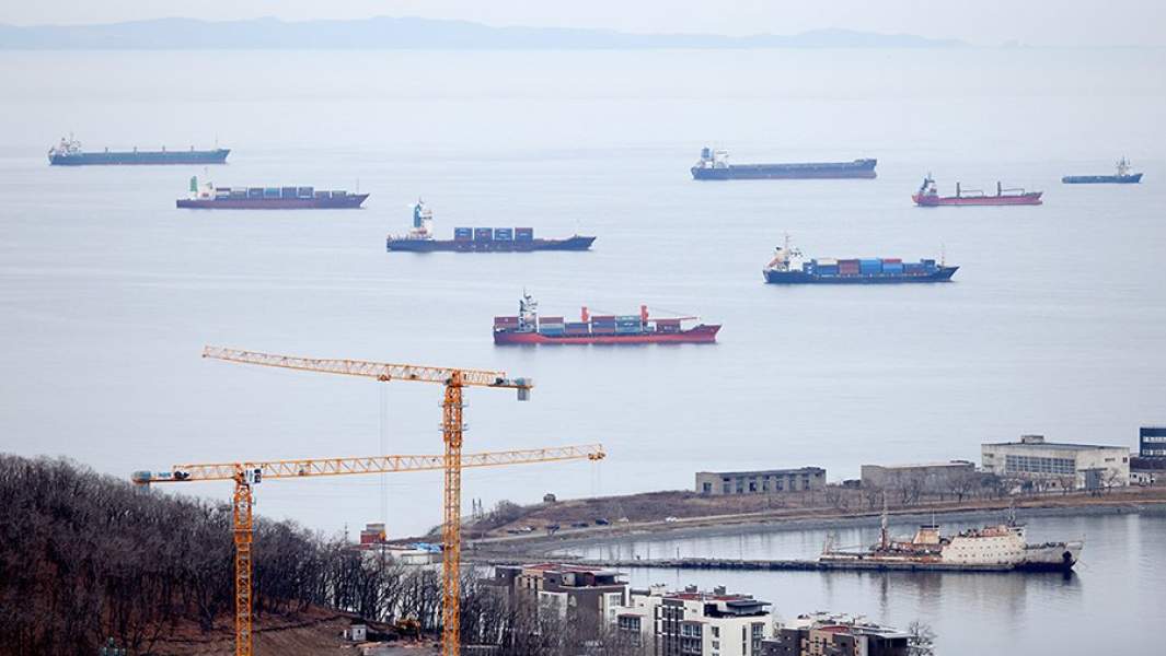 торговые суда в порту Владивостока