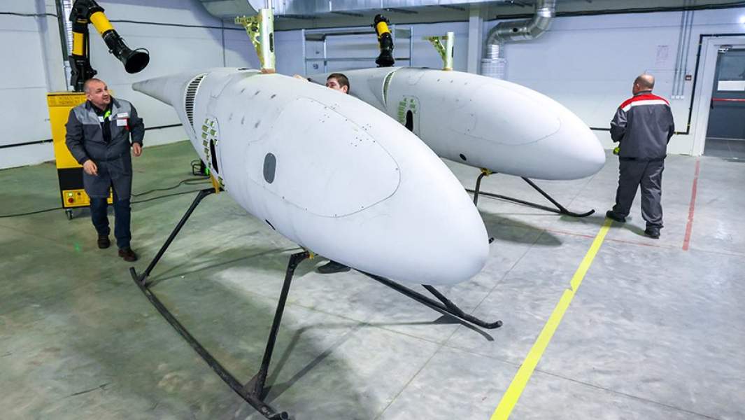 Сотрудники в цеху сборки фюзеляжей из композитных материалов для беспилотных авиационных систем БАС