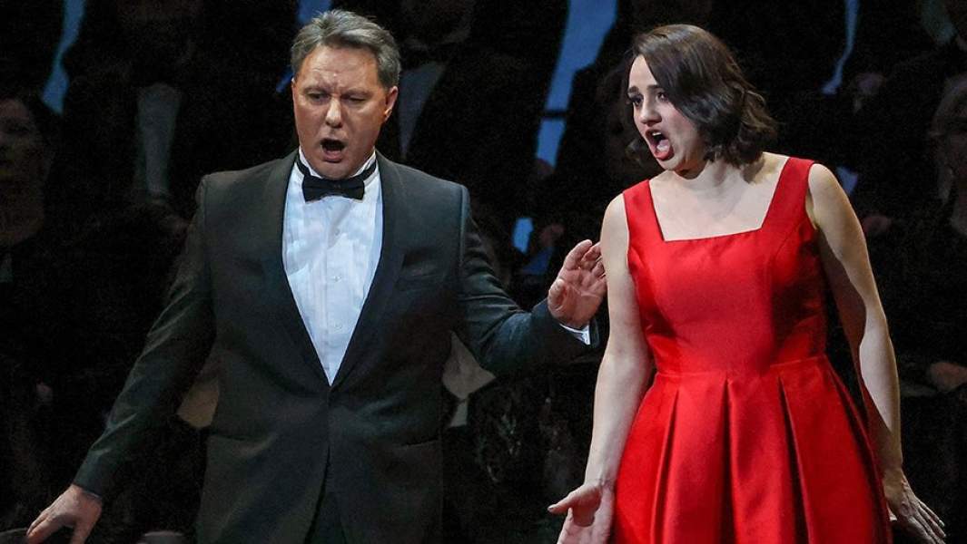 Оперные певцы  Андрей Валентий (Старый цыган) и Анна Шаповалова (Земфира) во время концертного исполнения оперы «Алеко» с участием оркестра и хора Большого театра