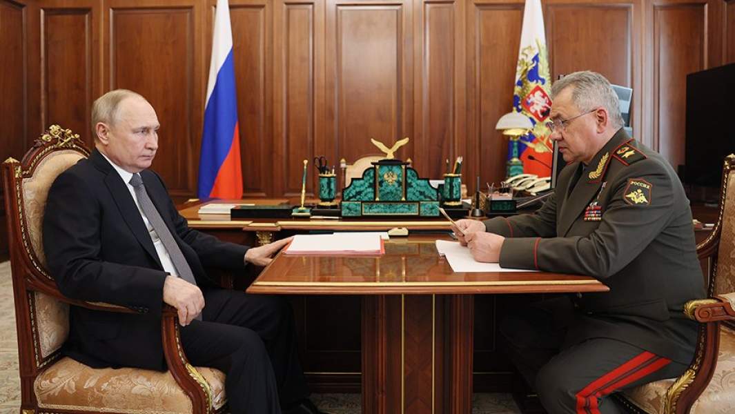 Владимир Путин и Сергей Шойгу во время встречи в Кремле