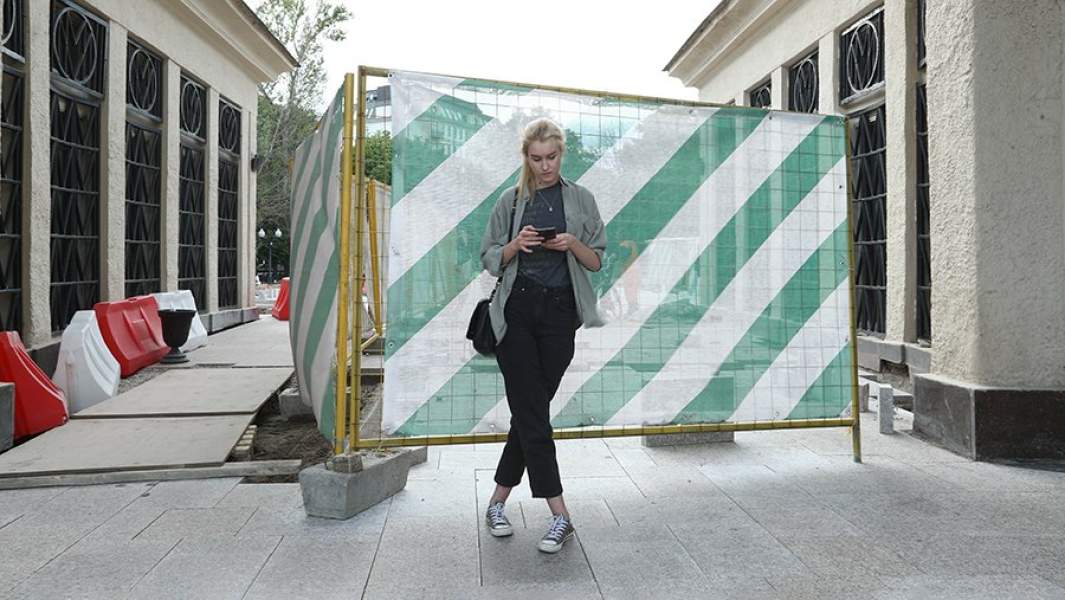 девушка с телефоном в руках