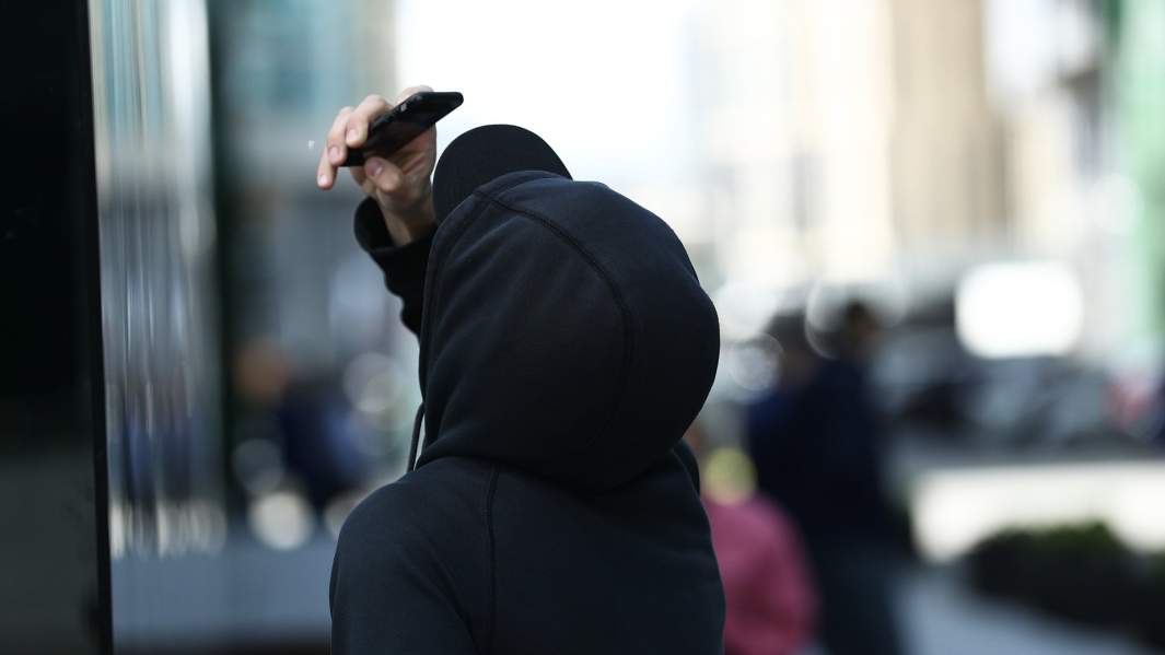 молодой человек в кепке смартфон