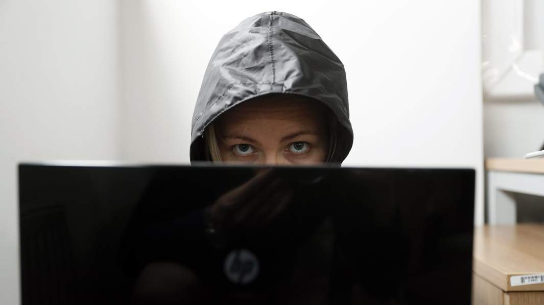 девушка в капюшоне ноутбук