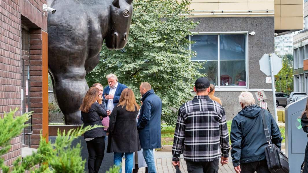 люди около офисного здания