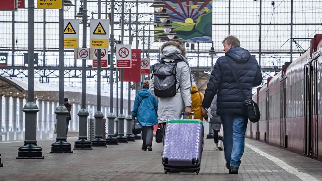 пассажиры идут на поезд