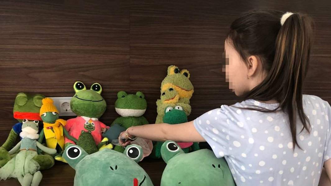 Пострадавшая девочка после выписки из больницы 