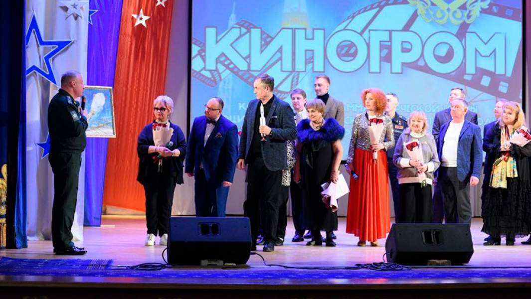 Полковник Николай Башляев приветствует артистов