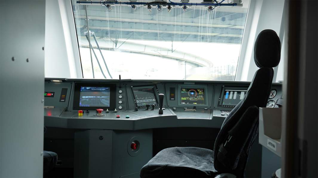 Беспилотный электропоезд ЭС2Г «Ласточка» № 136 в движении