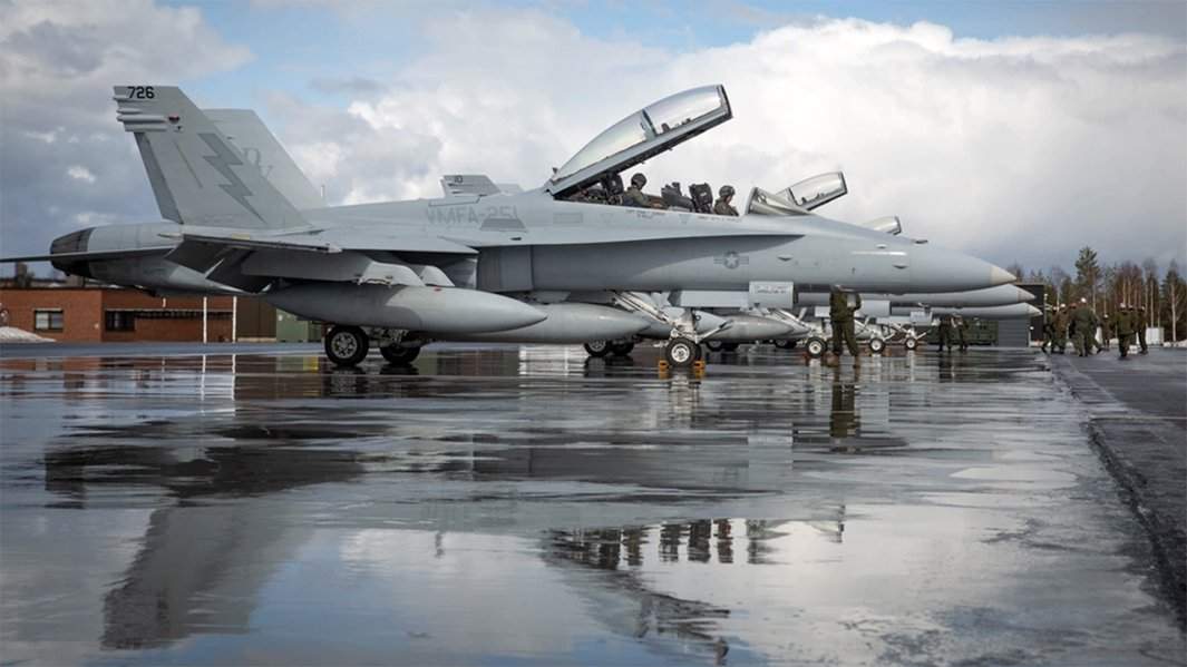 Истребители F/A-18 Hornet на базе Рованиеми